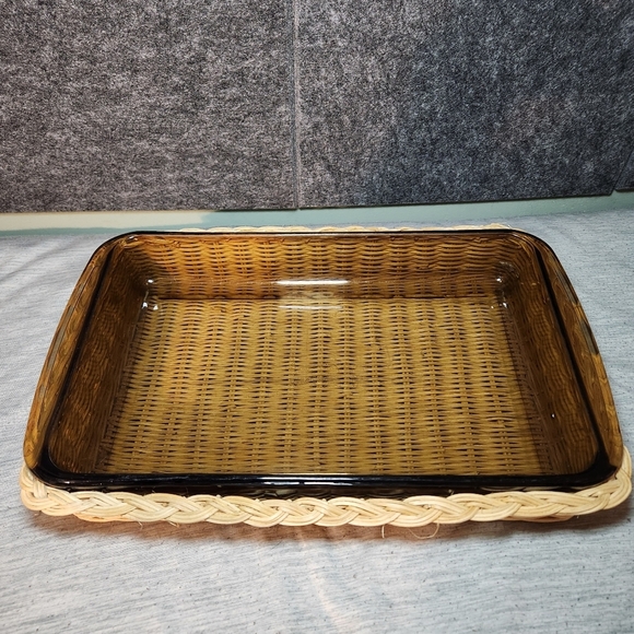 Vintage Amber PYREX 2Qt Casserole Dish W/Weaved Basket  28x18x4cm MM33 Oven Safe - Picture 1 of 8
